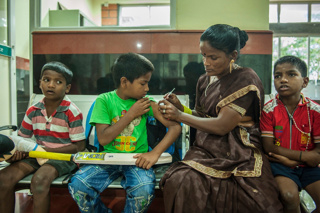 Kinderen en een vrouw in Bangalore, India, gingen zitten.
