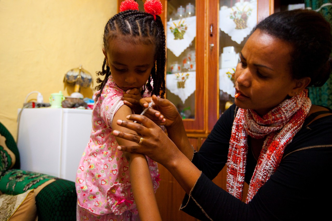 Saba Samuel en haar moeder. Saba woont in Ethiopis en heeft diabetes type 1.